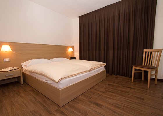 Schlafzimmer - Ferienwohnungen Ariola in Wolkenstein in Gröden